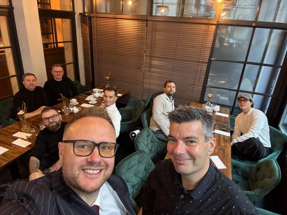 Uczestnicy śniadania JCI Kraków w EmberCut