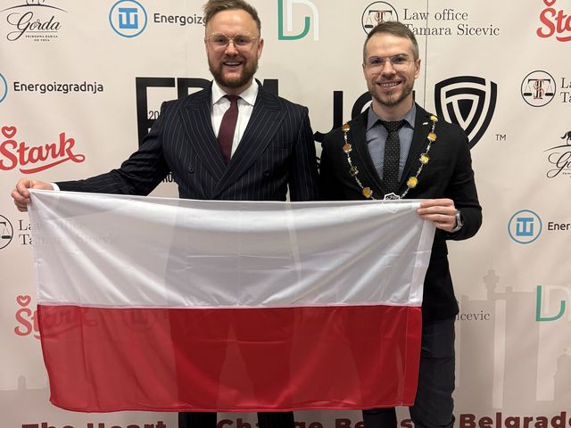 Reprezentanci JCI Kraków z polską flagą na European Presidents Meeting w Belgradzie