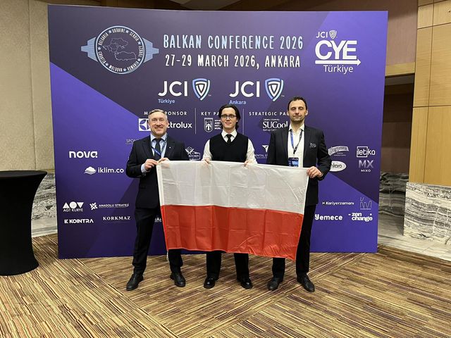 Reprezentanci JCI Kraków z polską flagą na Balkan Conference w Ankarze