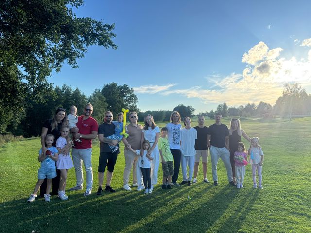 Uczestnicy Pikniku Rodzinnego JCI na polu golfowym